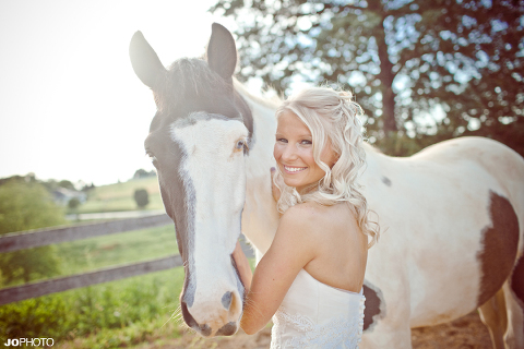 bridal pictures with a horse